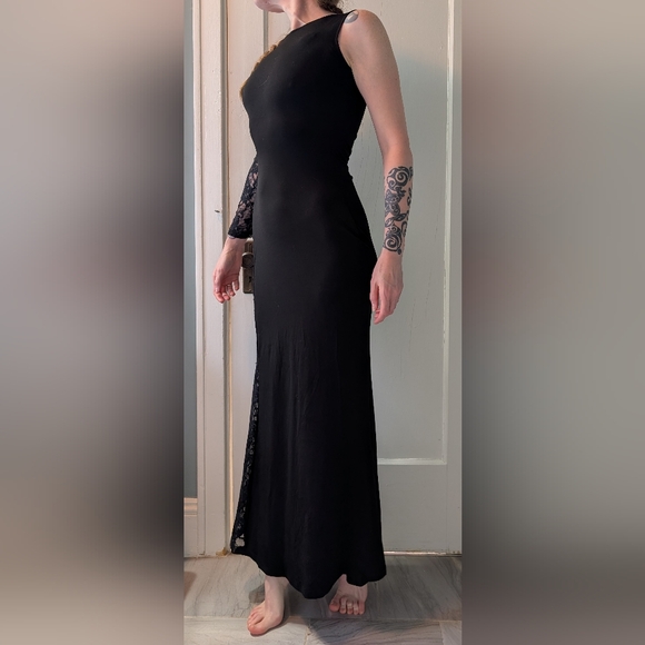 Elegant Black Lace Evening Dress - Picture 3 of 4